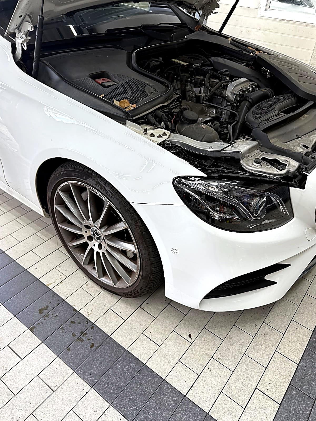 입고된 흰색 벤츠 E클래스 W213 E350 4MATIC, 보닛이 열려 있는 모습