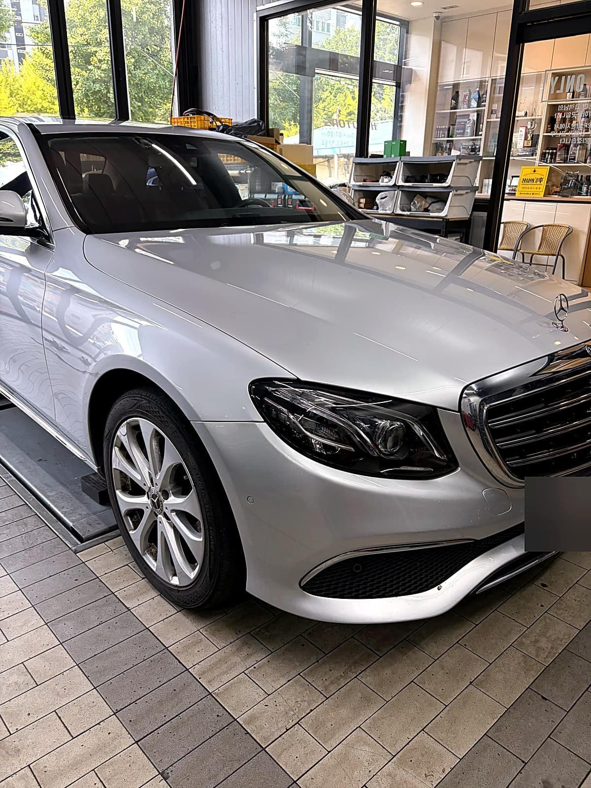 광주 H모터스에 입고된 벤츠 E220d 전측면