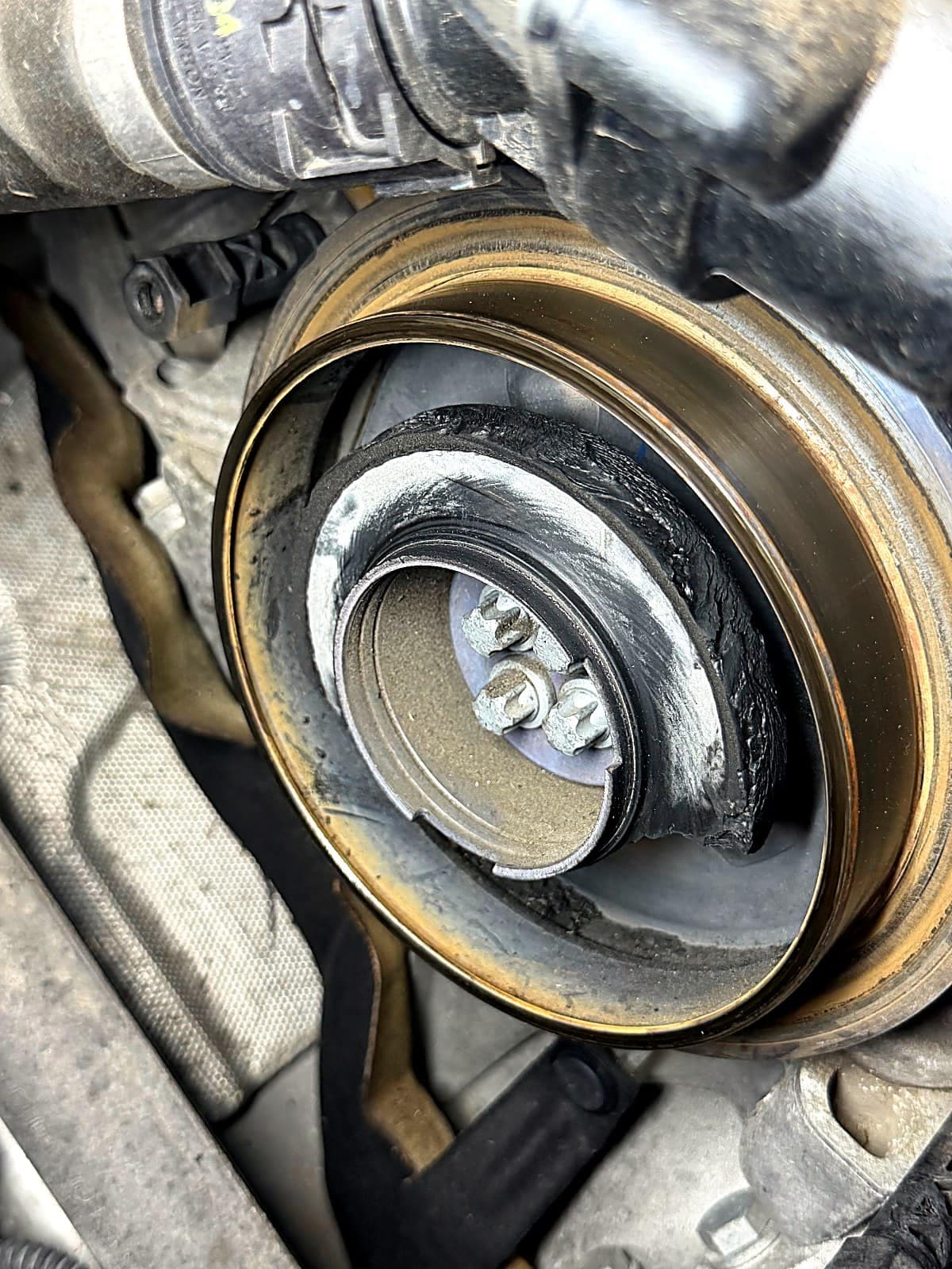 고무 부분이 갈라지고 떨어져 나간 BMW G30 댐퍼풀리