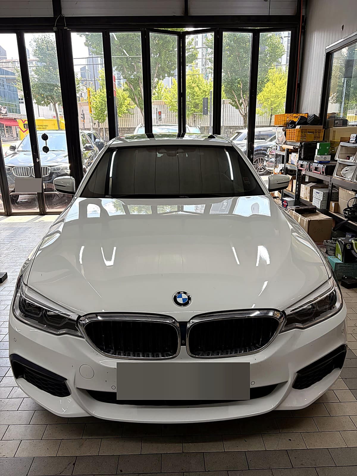 쌍촌본점 H모터스에 앞 브레이크 패드 교환으로 입고된 흰색 BMW 540i M스포츠 전면