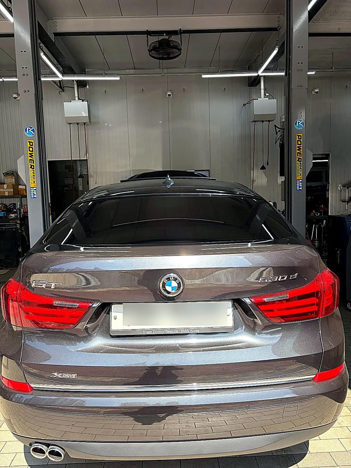 쌍촌본점 H모터스에 엔진오일 교환으로 입고된 BMW 530d GT xDrive 후면
